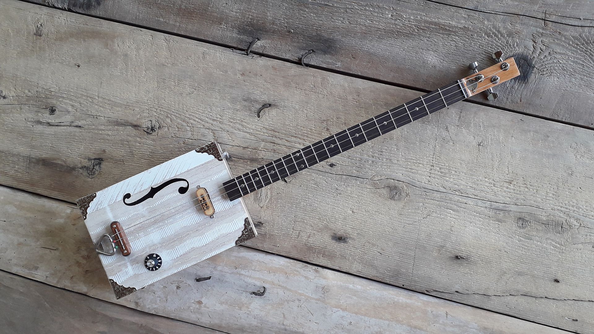 Cigar box guitars fatte a mano Italia